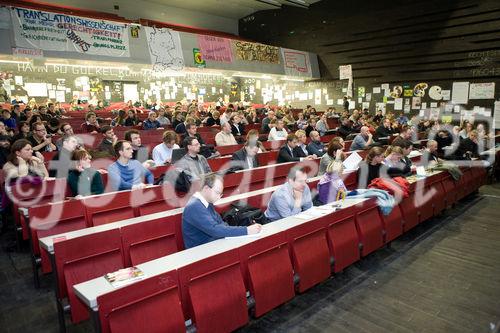(C) fotodienst.at/Anna Rauchenberger -  Wien, am 01.12.2009 - Der Entwurf zur Änderung des Telekommunikationsgesetzes, durch den die Vorratsdatenspeicherungs-Richtlinie in Österreich umgesetzt werden soll, sorgt nach wie vor für Aufregung. Aufgrund dieser Richtlinie müssen alle Internet- und Telekom Serviceprovider Europas die Verbindungsdaten zu sämtlichen Kommunikationsvorgängen für einen Zeitraum von 6 Monaten bis 2 Jahren speichern. Das Wiener Zentrum für Rechtsinformatik nimmt diese Entwicklung zum Anlass, um in Form einer Podiumsdiskussion eine möglichst breite und öffentliche Debatte über Sinn, Nutzen und gesellschaftliche Auswirkungen des Datensammelns auf Vorrat zu eröffnen.