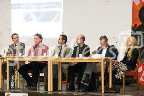 (C) fotodienst.at/Anna Rauchenberger -  Wien, am 01.12.2009 - Der Entwurf zur Änderung des Telekommunikationsgesetzes, durch den die Vorratsdatenspeicherungs-Richtlinie in Österreich umgesetzt werden soll, sorgt nach wie vor für Aufregung. Aufgrund dieser Richtlinie müssen alle Internet- und Telekom Serviceprovider Europas die Verbindungsdaten zu sämtlichen Kommunikationsvorgängen für einen Zeitraum von 6 Monaten bis 2 Jahren speichern. Das Wiener Zentrum für Rechtsinformatik nimmt diese Entwicklung zum Anlass, um in Form einer Podiumsdiskussion eine möglichst breite und öffentliche Debatte über Sinn, Nutzen und gesellschaftliche Auswirkungen des Datensammelns auf Vorrat zu eröffnen.
