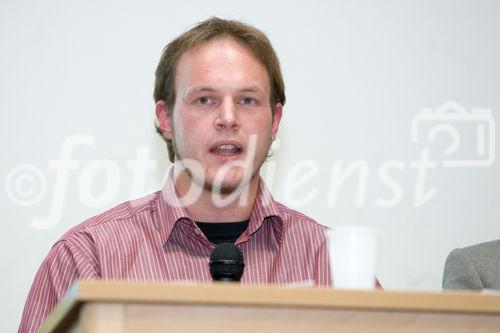 (C) fotodienst.at/Anna Rauchenberger -  Wien, am 01.12.2009 - Der Entwurf zur Änderung des Telekommunikationsgesetzes, durch den die Vorratsdatenspeicherungs-Richtlinie in Österreich umgesetzt werden soll, sorgt nach wie vor für Aufregung. Aufgrund dieser Richtlinie müssen alle Internet- und Telekom Serviceprovider Europas die Verbindungsdaten zu sämtlichen Kommunikationsvorgängen für einen Zeitraum von 6 Monaten bis 2 Jahren speichern. Das Wiener Zentrum für Rechtsinformatik nimmt diese Entwicklung zum Anlass, um in Form einer Podiumsdiskussion eine möglichst breite und öffentliche Debatte über Sinn, Nutzen und gesellschaftliche Auswirkungen des Datensammelns auf Vorrat zu eröffnen. FOTO:Mag. Ing. Christof Tschohl (Ludwig Boltzmann Institut für Menschenrechte)