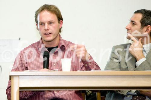 (C) fotodienst.at/Anna Rauchenberger -  Wien, am 01.12.2009 - Der Entwurf zur Änderung des Telekommunikationsgesetzes, durch den die Vorratsdatenspeicherungs-Richtlinie in Österreich umgesetzt werden soll, sorgt nach wie vor für Aufregung. Aufgrund dieser Richtlinie müssen alle Internet- und Telekom Serviceprovider Europas die Verbindungsdaten zu sämtlichen Kommunikationsvorgängen für einen Zeitraum von 6 Monaten bis 2 Jahren speichern. Das Wiener Zentrum für Rechtsinformatik nimmt diese Entwicklung zum Anlass, um in Form einer Podiumsdiskussion eine möglichst breite und öffentliche Debatte über Sinn, Nutzen und gesellschaftliche Auswirkungen des Datensammelns auf Vorrat zu eröffnen. FOTO:Mag. Ing. Christof Tschohl (Ludwig Boltzmann Institut für Menschenrechte)