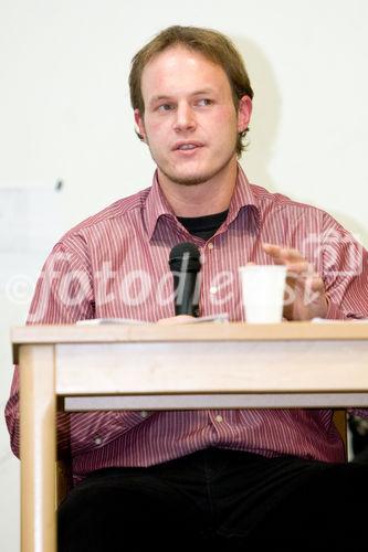 (C) fotodienst.at/Anna Rauchenberger -  Wien, am 01.12.2009 - Der Entwurf zur Änderung des Telekommunikationsgesetzes, durch den die Vorratsdatenspeicherungs-Richtlinie in Österreich umgesetzt werden soll, sorgt nach wie vor für Aufregung. Aufgrund dieser Richtlinie müssen alle Internet- und Telekom Serviceprovider Europas die Verbindungsdaten zu sämtlichen Kommunikationsvorgängen für einen Zeitraum von 6 Monaten bis 2 Jahren speichern. Das Wiener Zentrum für Rechtsinformatik nimmt diese Entwicklung zum Anlass, um in Form einer Podiumsdiskussion eine möglichst breite und öffentliche Debatte über Sinn, Nutzen und gesellschaftliche Auswirkungen des Datensammelns auf Vorrat zu eröffnen. FOTO:Mag. Ing. Christof Tschohl (Ludwig Boltzmann Institut für Menschenrechte)