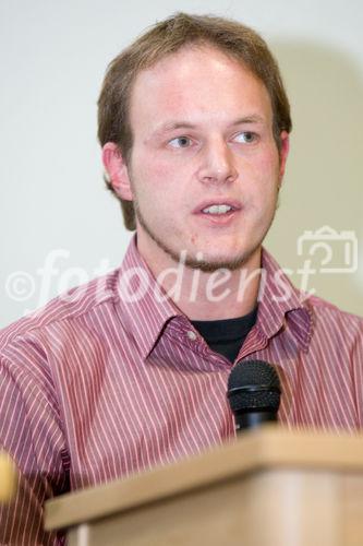 (C) fotodienst.at/Anna Rauchenberger -  Wien, am 01.12.2009 - Der Entwurf zur Änderung des Telekommunikationsgesetzes, durch den die Vorratsdatenspeicherungs-Richtlinie in Österreich umgesetzt werden soll, sorgt nach wie vor für Aufregung. Aufgrund dieser Richtlinie müssen alle Internet- und Telekom Serviceprovider Europas die Verbindungsdaten zu sämtlichen Kommunikationsvorgängen für einen Zeitraum von 6 Monaten bis 2 Jahren speichern. Das Wiener Zentrum für Rechtsinformatik nimmt diese Entwicklung zum Anlass, um in Form einer Podiumsdiskussion eine möglichst breite und öffentliche Debatte über Sinn, Nutzen und gesellschaftliche Auswirkungen des Datensammelns auf Vorrat zu eröffnen. FOTO:Mag. Ing. Christof Tschohl (Ludwig Boltzmann Institut für Menschenrechte)