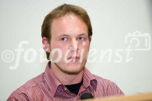 (C) fotodienst.at/Anna Rauchenberger -  Wien, am 01.12.2009 - Der Entwurf zur Änderung des Telekommunikationsgesetzes, durch den die Vorratsdatenspeicherungs-Richtlinie in Österreich umgesetzt werden soll, sorgt nach wie vor für Aufregung. Aufgrund dieser Richtlinie müssen alle Internet- und Telekom Serviceprovider Europas die Verbindungsdaten zu sämtlichen Kommunikationsvorgängen für einen Zeitraum von 6 Monaten bis 2 Jahren speichern. Das Wiener Zentrum für Rechtsinformatik nimmt diese Entwicklung zum Anlass, um in Form einer Podiumsdiskussion eine möglichst breite und öffentliche Debatte über Sinn, Nutzen und gesellschaftliche Auswirkungen des Datensammelns auf Vorrat zu eröffnen. FOTO:Mag. Ing. Christof Tschohl (Ludwig Boltzmann Institut für Menschenrechte)