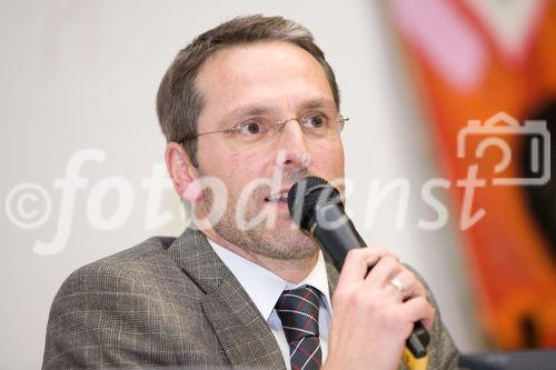 (C) fotodienst.at/Anna Rauchenberger -  Wien, am 01.12.2009 - Der Entwurf zur Änderung des Telekommunikationsgesetzes, durch den die Vorratsdatenspeicherungs-Richtlinie in Österreich umgesetzt werden soll, sorgt nach wie vor für Aufregung. Aufgrund dieser Richtlinie müssen alle Internet- und Telekom Serviceprovider Europas die Verbindungsdaten zu sämtlichen Kommunikationsvorgängen für einen Zeitraum von 6 Monaten bis 2 Jahren speichern. Das Wiener Zentrum für Rechtsinformatik nimmt diese Entwicklung zum Anlass, um in Form einer Podiumsdiskussion eine möglichst breite und öffentliche Debatte über Sinn, Nutzen und gesellschaftliche Auswirkungen des Datensammelns auf Vorrat zu eröffnen. FOTO: Mag. René Tritscher, LL.M. (Geschäftsführer UBIT, WKÖ, Wien)