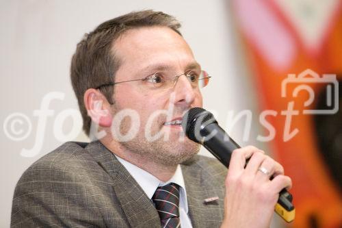 (C) fotodienst.at/Anna Rauchenberger -  Wien, am 01.12.2009 - Der Entwurf zur Änderung des Telekommunikationsgesetzes, durch den die Vorratsdatenspeicherungs-Richtlinie in Österreich umgesetzt werden soll, sorgt nach wie vor für Aufregung. Aufgrund dieser Richtlinie müssen alle Internet- und Telekom Serviceprovider Europas die Verbindungsdaten zu sämtlichen Kommunikationsvorgängen für einen Zeitraum von 6 Monaten bis 2 Jahren speichern. Das Wiener Zentrum für Rechtsinformatik nimmt diese Entwicklung zum Anlass, um in Form einer Podiumsdiskussion eine möglichst breite und öffentliche Debatte über Sinn, Nutzen und gesellschaftliche Auswirkungen des Datensammelns auf Vorrat zu eröffnen. FOTO: Mag. René Tritscher, LL.M. (Geschäftsführer UBIT, WKÖ, Wien)