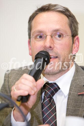 (C) fotodienst.at/Anna Rauchenberger -  Wien, am 01.12.2009 - Der Entwurf zur Änderung des Telekommunikationsgesetzes, durch den die Vorratsdatenspeicherungs-Richtlinie in Österreich umgesetzt werden soll, sorgt nach wie vor für Aufregung. Aufgrund dieser Richtlinie müssen alle Internet- und Telekom Serviceprovider Europas die Verbindungsdaten zu sämtlichen Kommunikationsvorgängen für einen Zeitraum von 6 Monaten bis 2 Jahren speichern. Das Wiener Zentrum für Rechtsinformatik nimmt diese Entwicklung zum Anlass, um in Form einer Podiumsdiskussion eine möglichst breite und öffentliche Debatte über Sinn, Nutzen und gesellschaftliche Auswirkungen des Datensammelns auf Vorrat zu eröffnen. FOTO: Mag. René Tritscher, LL.M. (Geschäftsführer UBIT, WKÖ, Wien)