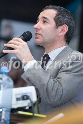 (C) fotodienst.at/Anna Rauchenberger -  Wien, am 01.12.2009 - Der Entwurf zur Änderung des Telekommunikationsgesetzes, durch den die Vorratsdatenspeicherungs-Richtlinie in Österreich umgesetzt werden soll, sorgt nach wie vor für Aufregung. Aufgrund dieser Richtlinie müssen alle Internet- und Telekom Serviceprovider Europas die Verbindungsdaten zu sämtlichen Kommunikationsvorgängen für einen Zeitraum von 6 Monaten bis 2 Jahren speichern. Das Wiener Zentrum für Rechtsinformatik nimmt diese Entwicklung zum Anlass, um in Form einer Podiumsdiskussion eine möglichst breite und öffentliche Debatte über Sinn, Nutzen und gesellschaftliche Auswirkungen des Datensammelns auf Vorrat zu eröffnen. FOTO: Dr. Andreas Wildberger (Generalsekretär ISPA, Wien)