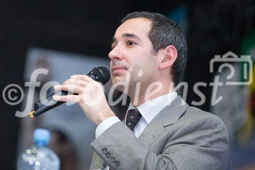 (C) fotodienst.at/Anna Rauchenberger -  Wien, am 01.12.2009 - Der Entwurf zur Änderung des Telekommunikationsgesetzes, durch den die Vorratsdatenspeicherungs-Richtlinie in Österreich umgesetzt werden soll, sorgt nach wie vor für Aufregung. Aufgrund dieser Richtlinie müssen alle Internet- und Telekom Serviceprovider Europas die Verbindungsdaten zu sämtlichen Kommunikationsvorgängen für einen Zeitraum von 6 Monaten bis 2 Jahren speichern. Das Wiener Zentrum für Rechtsinformatik nimmt diese Entwicklung zum Anlass, um in Form einer Podiumsdiskussion eine möglichst breite und öffentliche Debatte über Sinn, Nutzen und gesellschaftliche Auswirkungen des Datensammelns auf Vorrat zu eröffnen. FOTO: Dr. Andreas Wildberger (Generalsekretär ISPA, Wien)