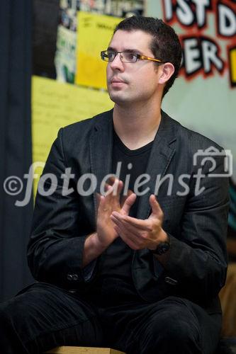 (C) fotodienst.at/Anna Rauchenberger -  Wien, am 01.12.2009 - Der Entwurf zur Änderung des Telekommunikationsgesetzes, durch den die Vorratsdatenspeicherungs-Richtlinie in Österreich umgesetzt werden soll, sorgt nach wie vor für Aufregung. Aufgrund dieser Richtlinie müssen alle Internet- und Telekom Serviceprovider Europas die Verbindungsdaten zu sämtlichen Kommunikationsvorgängen für einen Zeitraum von 6 Monaten bis 2 Jahren speichern. Das Wiener Zentrum für Rechtsinformatik nimmt diese Entwicklung zum Anlass, um in Form einer Podiumsdiskussion eine möglichst breite und öffentliche Debatte über Sinn, Nutzen und gesellschaftliche Auswirkungen des Datensammelns auf Vorrat zu eröffnen.