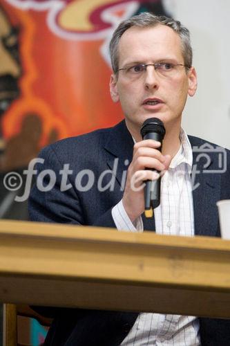 (C) fotodienst.at/Anna Rauchenberger -  Wien, am 01.12.2009 - Der Entwurf zur Änderung des Telekommunikationsgesetzes, durch den die Vorratsdatenspeicherungs-Richtlinie in Österreich umgesetzt werden soll, sorgt nach wie vor für Aufregung. Aufgrund dieser Richtlinie müssen alle Internet- und Telekom Serviceprovider Europas die Verbindungsdaten zu sämtlichen Kommunikationsvorgängen für einen Zeitraum von 6 Monaten bis 2 Jahren speichern. Das Wiener Zentrum für Rechtsinformatik nimmt diese Entwicklung zum Anlass, um in Form einer Podiumsdiskussion eine möglichst breite und öffentliche Debatte über Sinn, Nutzen und gesellschaftliche Auswirkungen des Datensammelns auf Vorrat zu eröffnen. FOTO: Dr. Felix Daum (Rechtsanwalt, Wien)