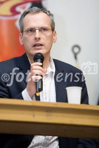 (C) fotodienst.at/Anna Rauchenberger -  Wien, am 01.12.2009 - Der Entwurf zur Änderung des Telekommunikationsgesetzes, durch den die Vorratsdatenspeicherungs-Richtlinie in Österreich umgesetzt werden soll, sorgt nach wie vor für Aufregung. Aufgrund dieser Richtlinie müssen alle Internet- und Telekom Serviceprovider Europas die Verbindungsdaten zu sämtlichen Kommunikationsvorgängen für einen Zeitraum von 6 Monaten bis 2 Jahren speichern. Das Wiener Zentrum für Rechtsinformatik nimmt diese Entwicklung zum Anlass, um in Form einer Podiumsdiskussion eine möglichst breite und öffentliche Debatte über Sinn, Nutzen und gesellschaftliche Auswirkungen des Datensammelns auf Vorrat zu eröffnen. FOTO: Dr. Felix Daum (Rechtsanwalt, Wien)
