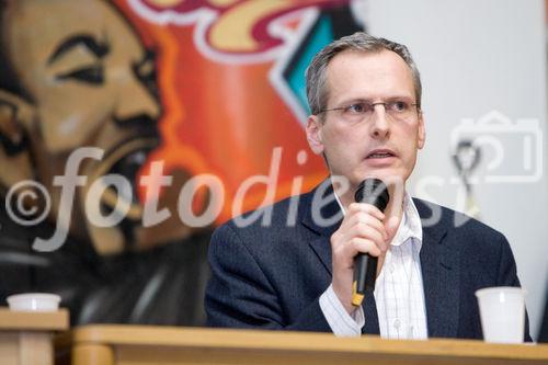 (C) fotodienst.at/Anna Rauchenberger -  Wien, am 01.12.2009 - Der Entwurf zur Änderung des Telekommunikationsgesetzes, durch den die Vorratsdatenspeicherungs-Richtlinie in Österreich umgesetzt werden soll, sorgt nach wie vor für Aufregung. Aufgrund dieser Richtlinie müssen alle Internet- und Telekom Serviceprovider Europas die Verbindungsdaten zu sämtlichen Kommunikationsvorgängen für einen Zeitraum von 6 Monaten bis 2 Jahren speichern. Das Wiener Zentrum für Rechtsinformatik nimmt diese Entwicklung zum Anlass, um in Form einer Podiumsdiskussion eine möglichst breite und öffentliche Debatte über Sinn, Nutzen und gesellschaftliche Auswirkungen des Datensammelns auf Vorrat zu eröffnen. FOTO: Dr. Felix Daum (Rechtsanwalt, Wien)