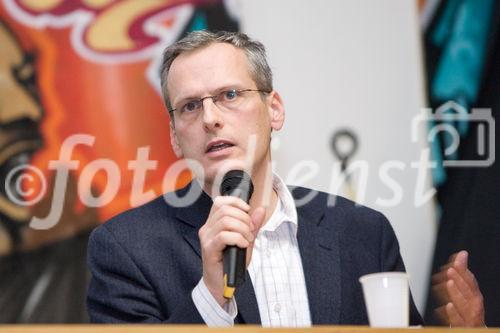 (C) fotodienst.at/Anna Rauchenberger -  Wien, am 01.12.2009 - Der Entwurf zur Änderung des Telekommunikationsgesetzes, durch den die Vorratsdatenspeicherungs-Richtlinie in Österreich umgesetzt werden soll, sorgt nach wie vor für Aufregung. Aufgrund dieser Richtlinie müssen alle Internet- und Telekom Serviceprovider Europas die Verbindungsdaten zu sämtlichen Kommunikationsvorgängen für einen Zeitraum von 6 Monaten bis 2 Jahren speichern. Das Wiener Zentrum für Rechtsinformatik nimmt diese Entwicklung zum Anlass, um in Form einer Podiumsdiskussion eine möglichst breite und öffentliche Debatte über Sinn, Nutzen und gesellschaftliche Auswirkungen des Datensammelns auf Vorrat zu eröffnen. FOTO: Dr. Felix Daum (Rechtsanwalt, Wien)