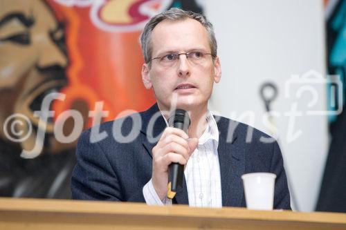 (C) fotodienst.at/Anna Rauchenberger -  Wien, am 01.12.2009 - Der Entwurf zur Änderung des Telekommunikationsgesetzes, durch den die Vorratsdatenspeicherungs-Richtlinie in Österreich umgesetzt werden soll, sorgt nach wie vor für Aufregung. Aufgrund dieser Richtlinie müssen alle Internet- und Telekom Serviceprovider Europas die Verbindungsdaten zu sämtlichen Kommunikationsvorgängen für einen Zeitraum von 6 Monaten bis 2 Jahren speichern. Das Wiener Zentrum für Rechtsinformatik nimmt diese Entwicklung zum Anlass, um in Form einer Podiumsdiskussion eine möglichst breite und öffentliche Debatte über Sinn, Nutzen und gesellschaftliche Auswirkungen des Datensammelns auf Vorrat zu eröffnen. FOTO: Dr. Felix Daum (Rechtsanwalt, Wien)