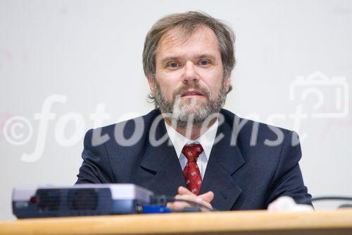 (C) fotodienst.at/Anna Rauchenberger -  Wien, am 01.12.2009 - Der Entwurf zur Änderung des Telekommunikationsgesetzes, durch den die Vorratsdatenspeicherungs-Richtlinie in Österreich umgesetzt werden soll, sorgt nach wie vor für Aufregung. Aufgrund dieser Richtlinie müssen alle Internet- und Telekom Serviceprovider Europas die Verbindungsdaten zu sämtlichen Kommunikationsvorgängen für einen Zeitraum von 6 Monaten bis 2 Jahren speichern. Das Wiener Zentrum für Rechtsinformatik nimmt diese Entwicklung zum Anlass, um in Form einer Podiumsdiskussion eine möglichst breite und öffentliche Debatte über Sinn, Nutzen und gesellschaftliche Auswirkungen des Datensammelns auf Vorrat zu eröffnen. FOTO: Ao. Univ.-Prof. Mag. DDr. Erich Schweighofer (WZRI, UniWien, OCG)