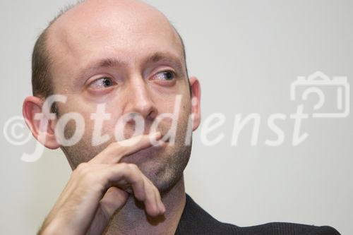 (C) fotodienst.at/Anna Rauchenberger -  Wien, am 01.12.2009 - Der Entwurf zur Änderung des Telekommunikationsgesetzes, durch den die Vorratsdatenspeicherungs-Richtlinie in Österreich umgesetzt werden soll, sorgt nach wie vor für Aufregung. Aufgrund dieser Richtlinie müssen alle Internet- und Telekom Serviceprovider Europas die Verbindungsdaten zu sämtlichen Kommunikationsvorgängen für einen Zeitraum von 6 Monaten bis 2 Jahren speichern. Das Wiener Zentrum für Rechtsinformatik nimmt diese Entwicklung zum Anlass, um in Form einer Podiumsdiskussion eine möglichst breite und öffentliche Debatte über Sinn, Nutzen und gesellschaftliche Auswirkungen des Datensammelns auf Vorrat zu eröffnen. FOTO: Mag. Andreas Krisch (Obmann VIBE!AT, Präsident EDRi)