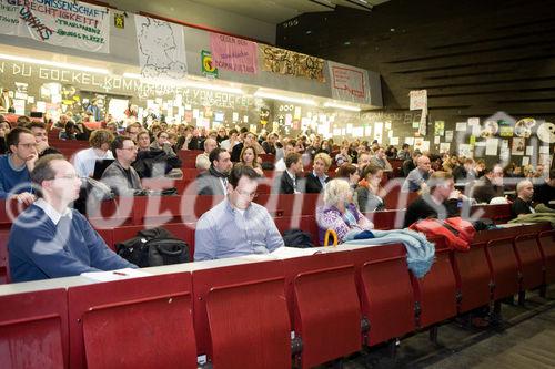(C) fotodienst.at/Anna Rauchenberger -  Wien, am 01.12.2009 - Der Entwurf zur Änderung des Telekommunikationsgesetzes, durch den die Vorratsdatenspeicherungs-Richtlinie in Österreich umgesetzt werden soll, sorgt nach wie vor für Aufregung. Aufgrund dieser Richtlinie müssen alle Internet- und Telekom Serviceprovider Europas die Verbindungsdaten zu sämtlichen Kommunikationsvorgängen für einen Zeitraum von 6 Monaten bis 2 Jahren speichern. Das Wiener Zentrum für Rechtsinformatik nimmt diese Entwicklung zum Anlass, um in Form einer Podiumsdiskussion eine möglichst breite und öffentliche Debatte über Sinn, Nutzen und gesellschaftliche Auswirkungen des Datensammelns auf Vorrat zu eröffnen.