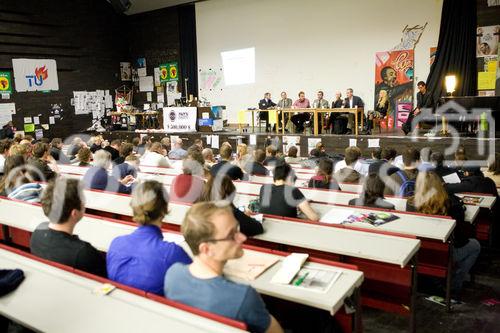 (C) fotodienst.at/Anna Rauchenberger -  Wien, am 01.12.2009 - Der Entwurf zur Änderung des Telekommunikationsgesetzes, durch den die Vorratsdatenspeicherungs-Richtlinie in Österreich umgesetzt werden soll, sorgt nach wie vor für Aufregung. Aufgrund dieser Richtlinie müssen alle Internet- und Telekom Serviceprovider Europas die Verbindungsdaten zu sämtlichen Kommunikationsvorgängen für einen Zeitraum von 6 Monaten bis 2 Jahren speichern. Das Wiener Zentrum für Rechtsinformatik nimmt diese Entwicklung zum Anlass, um in Form einer Podiumsdiskussion eine möglichst breite und öffentliche Debatte über Sinn, Nutzen und gesellschaftliche Auswirkungen des Datensammelns auf Vorrat zu eröffnen.