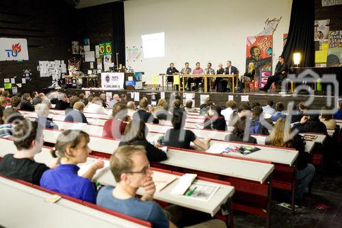 (C) fotodienst.at/Anna Rauchenberger -  Wien, am 01.12.2009 - Der Entwurf zur Änderung des Telekommunikationsgesetzes, durch den die Vorratsdatenspeicherungs-Richtlinie in Österreich umgesetzt werden soll, sorgt nach wie vor für Aufregung. Aufgrund dieser Richtlinie müssen alle Internet- und Telekom Serviceprovider Europas die Verbindungsdaten zu sämtlichen Kommunikationsvorgängen für einen Zeitraum von 6 Monaten bis 2 Jahren speichern. Das Wiener Zentrum für Rechtsinformatik nimmt diese Entwicklung zum Anlass, um in Form einer Podiumsdiskussion eine möglichst breite und öffentliche Debatte über Sinn, Nutzen und gesellschaftliche Auswirkungen des Datensammelns auf Vorrat zu eröffnen.