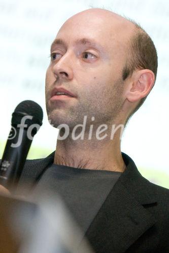 (C) fotodienst.at/Anna Rauchenberger -  Wien, am 01.12.2009 - Der Entwurf zur Änderung des Telekommunikationsgesetzes, durch den die Vorratsdatenspeicherungs-Richtlinie in Österreich umgesetzt werden soll, sorgt nach wie vor für Aufregung. Aufgrund dieser Richtlinie müssen alle Internet- und Telekom Serviceprovider Europas die Verbindungsdaten zu sämtlichen Kommunikationsvorgängen für einen Zeitraum von 6 Monaten bis 2 Jahren speichern. Das Wiener Zentrum für Rechtsinformatik nimmt diese Entwicklung zum Anlass, um in Form einer Podiumsdiskussion eine möglichst breite und öffentliche Debatte über Sinn, Nutzen und gesellschaftliche Auswirkungen des Datensammelns auf Vorrat zu eröffnen. FOTO: Mag. Andreas Krisch (Obmann VIBE!AT, Präsident EDRi)