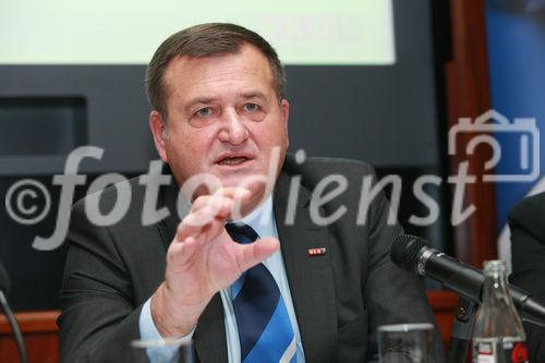 (C) fotodienst, Martina Draper
Ergebnispräsentation der Fremdwährungskredit-Studie
bezüglich Auswirkungen verschärfter Vergabekriterien für
Fremdwährungskredite auf Finanzdienstleister, Konsumenten und Österreichs Wirtschaft
Foto: KR Wolfgang K. Göltl, Bundesobmann des Fachverbandes der Finanzdienstleister