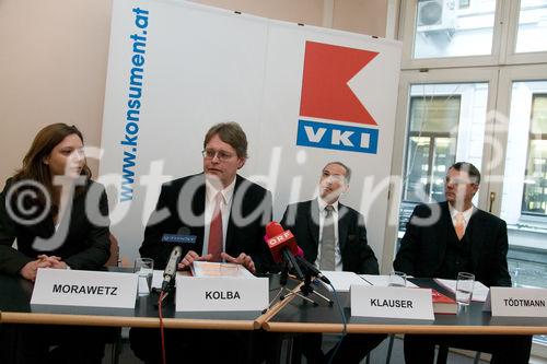 Stand der Sammelklagen-Aktion - Nächste Schritte des VKI gegen den AWD
(C) fotodienst, Martina Draper
Foto: vlnr: Mag. Andrea Morawetz, Pressestelle VKI, Dr. Peter Kolba, Bereichsleiter Recht, VKI, RA Dr. Alexander Klauser, Univ.Prof. Dr. Urich Tödtmann, Vorstand Foris AG