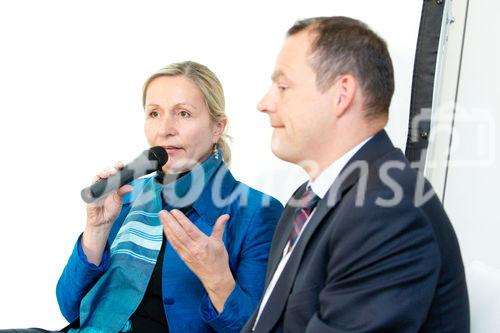 (C)fotodienst/Anna Rauchenberger Wien, 01.12.2010 -  Die Fachgruppe Unternehmensberatung und IT der Wirtschaftskammer Wien in Kooperation mit Conect Eventmanagement GmbH lud heute zu ‚Entwicklung des internationalen Software- und IT-Diensleistungsmarktes’ in das Suite Hotel am Kahlenberg. Ziel des Events ist es, Entscheidungsträgern aus Politik, Wirtschaft, IT und Wissenschaft einen Überblick über die Entwicklung des internationalen Software und IT Dienstleistungsmarktes zu geben. FOTO v.l.:  Dr. Inge Friehs, AMS Wien, Michael Würzelberger, MAS, Raiffeisen Informatik