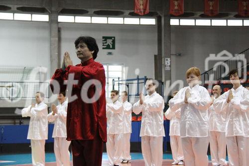 Europäischer Shaolin Wushu Verband präsentiert Shaolin Wushu 30.4.2010 (c) julia fuchs für fotodienst am Bild: Großmeister Chen Shi Hong und Schüler beim Chen Taijiquan