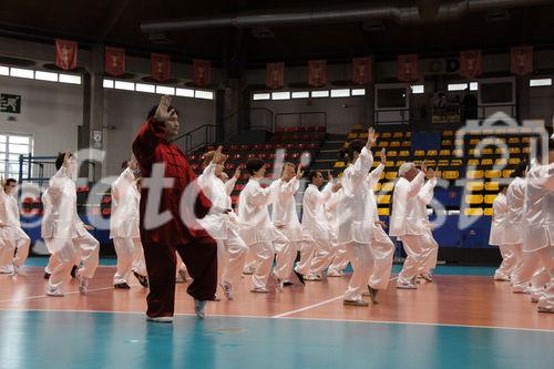 Europäischer Shaolin Wushu Verband präsentiert Shaolin Wushu 30.4.2010 (c) julia fuchs für fotodienst am Bild: Großmeister Chen Shi Hong und Schüler beim Chen Taijiquan