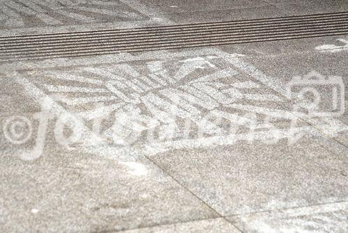 Linz - Hauptbahnhof Linz: der Ein- und Ausgang 'Kärntner Lichtauge' in Richtung Zentrum Stadt Linz ist hoch frequentiert. Über 15.000 Paar Füße sehen die Steine auf den Plätzen jeden Tag, das Pflaster ist verkrustet vom Schmutz. Damit bildet es den perfekten Untergrund für eine ganz neue Art von Kunst aus Großbritannien: 'Reverse Graffiti', auch 'saubere Kunst' genannt. Bei dieser Art des legalen Graffiti werden mit Hochdruckreinigern Kunstwerke auf den Boden 'gemalt'. Am Ende der Kunstaktion wird der gesamte Platz von einem Spezialteam gereinigt und erstrahlt somit in frühlingshaftem Glanz. 