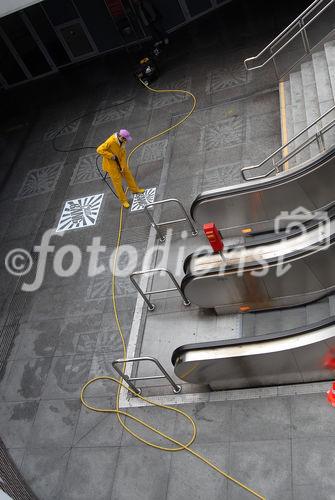 Linz - Hauptbahnhof Linz: der Ein- und Ausgang 'Kärntner Lichtauge' in Richtung Zentrum Stadt Linz ist hoch frequentiert. Über 15.000 Paar Füße sehen die Steine auf den Plätzen jeden Tag, das Pflaster ist verkrustet vom Schmutz. Damit bildet es den perfekten Untergrund für eine ganz neue Art von Kunst aus Großbritannien: 'Reverse Graffiti', auch 'saubere Kunst' genannt. Bei dieser Art des legalen Graffiti werden mit Hochdruckreinigern Kunstwerke auf den Boden 'gemalt'. Am Ende der Kunstaktion wird der gesamte Platz von einem Spezialteam gereinigt und erstrahlt somit in frühlingshaftem Glanz. 