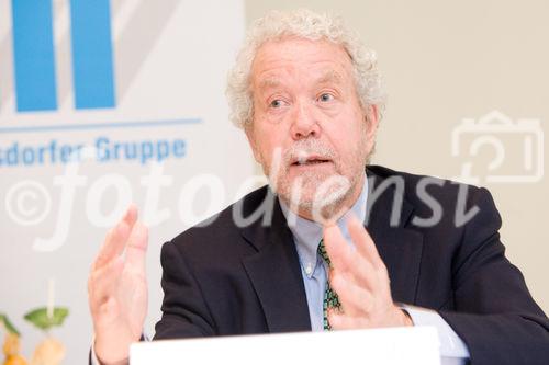 (c) fotodienst / Anna Rauchenberger - Wien, am 14.04.2010 - Wie heute bei einer Pressekonferenz im 'Ambassador' bekanntgegeben wurde, ist es Wietersdorfer trotz angespannter Wirtschaftslage gelungen, 2009 sicher durch die Krise zu steuern. Die Organisation wurde analog zu den Geschäftsfeldern neu ausgerichtet und umfasst nun die Bereiche Zement + Beton, Baustoffe, Kalk und Rohre. FOTO v.l.: Ulrich Glaunach, Sprecher der Geschäftsführung der Wietersdorfer Industriebeteiligungen, Wolf Klammerth, Sprecher der Geschäftsführung der Wietersdorfer Rohrbeteiligungen