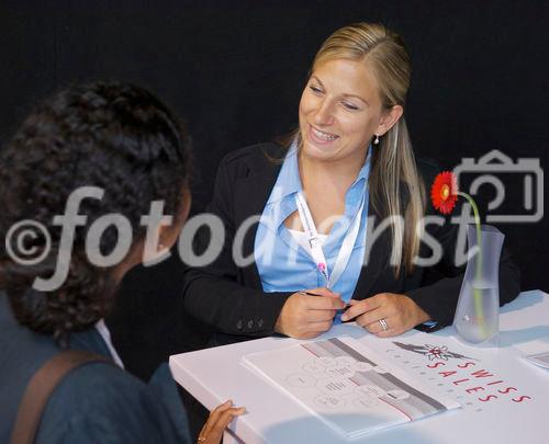 Gespräch zwischen Besucher und Aussteller an der SuisseEMEX 2010