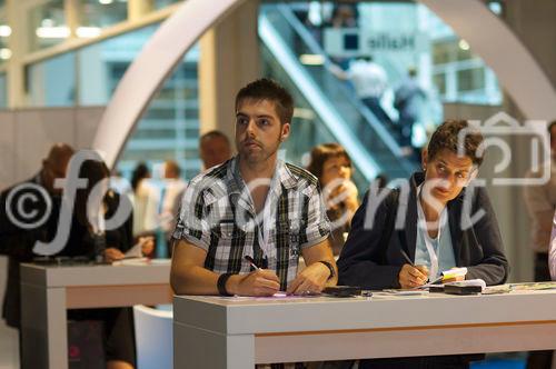 Zuhörer bei einem Vortrag.  Die SuisseEMEX’10 fand vom 24. bis 26. August 2010 in der Messe Zürich statt.