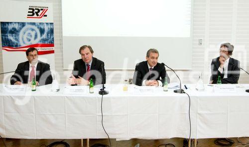 (C)fotodienst/Anna Rauchenberger Wien, 14.10.2010 – Im Auftrag des Vizekanzlers und Finanzministers Josef Pröll startete das Bundesrechenzentrum (BRZ) die Umsetzung einer ökologischen Initiative mit bewusster Vorbildwirkung: ‚Das BRZ soll das grünste Rechenzentrum Österreichs werden’. Dabei wird nicht nur der CO2-Ausstoß massiv gesenkt, sondern auch einiges an Geld in den nächsten Jahren eingespart. Das BRZ veranstaltete dazu einen hochkarätig besetzten Roundtable zum Thema ‚Green IT’ bei dem auch die neue Partnerschaft mit der österreichischen Umweltschutzorganisation Global 2000 vorgestellt wurde. FOTO v.l.: Dr. Thomas Schauer, GF Club of Rome, European Support Centre,  Sectionschef Dr. Gerhard Popp Bundesministerium für Finanzen, Di Roland Jabkowski, CEO Bundesrechenzentrum GmbH, Dr. Klaus Kastenhofer, GF Global 2000