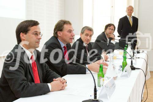 (C)fotodienst/Anna Rauchenberger Wien, 14.10.2010 – Im Auftrag des Vizekanzlers und Finanzministers Josef Pröll startete das Bundesrechenzentrum (BRZ) die Umsetzung einer ökologischen Initiative mit bewusster Vorbildwirkung: ‚Das BRZ soll das grünste Rechenzentrum Österreichs werden’. Dabei wird nicht nur der CO2-Ausstoß massiv gesenkt, sondern auch einiges an Geld in den nächsten Jahren eingespart. Das BRZ veranstaltete dazu einen hochkarätig besetzten Roundtable zum Thema ‚Green IT’ bei dem auch die neue Partnerschaft mit der österreichischen Umweltschutzorganisation Global 2000 vorgestellt wurde. FOTO v.l.: Dr. Thomas Schauer, GF Club of Rome, European Support Centre,  Sectionschef Dr. Gerhard Popp Bundesministerium für Finanzen, Di Roland Jabkowski, CEO Bundesrechenzentrum GmbH, Dr. Klaus Kastenhofer, GF Global 2000