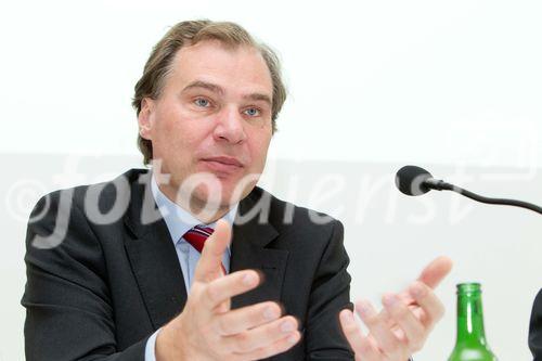 (C)fotodienst/Anna Rauchenberger Wien, 14.10.2010 – Im Auftrag des Vizekanzlers und Finanzministers Josef Pröll startete das Bundesrechenzentrum (BRZ) die Umsetzung einer ökologischen Initiative mit bewusster Vorbildwirkung: ‚Das BRZ soll das grünste Rechenzentrum Österreichs werden’. Dabei wird nicht nur der CO2-Ausstoß massiv gesenkt, sondern auch einiges an Geld in den nächsten Jahren eingespart. Das BRZ veranstaltete dazu einen hochkarätig besetzten Roundtable zum Thema ‚Green IT’ bei dem auch die neue Partnerschaft mit der österreichischen Umweltschutzorganisation Global 2000 vorgestellt wurde. FOTO: Sectionschef Dr. Gerhard Popp Bundesministerium für Finanzen