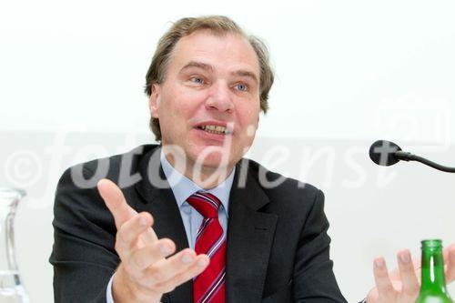 (C)fotodienst/Anna Rauchenberger Wien, 14.10.2010 – Im Auftrag des Vizekanzlers und Finanzministers Josef Pröll startete das Bundesrechenzentrum (BRZ) die Umsetzung einer ökologischen Initiative mit bewusster Vorbildwirkung: ‚Das BRZ soll das grünste Rechenzentrum Österreichs werden’. Dabei wird nicht nur der CO2-Ausstoß massiv gesenkt, sondern auch einiges an Geld in den nächsten Jahren eingespart. Das BRZ veranstaltete dazu einen hochkarätig besetzten Roundtable zum Thema ‚Green IT’ bei dem auch die neue Partnerschaft mit der österreichischen Umweltschutzorganisation Global 2000 vorgestellt wurde. FOTO: Sectionschef Dr. Gerhard Popp Bundesministerium für Finanzen