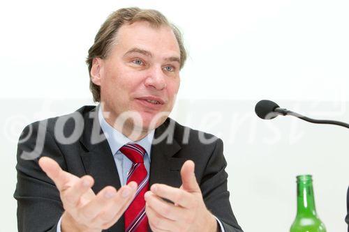 (C)fotodienst/Anna Rauchenberger Wien, 14.10.2010 – Im Auftrag des Vizekanzlers und Finanzministers Josef Pröll startete das Bundesrechenzentrum (BRZ) die Umsetzung einer ökologischen Initiative mit bewusster Vorbildwirkung: ‚Das BRZ soll das grünste Rechenzentrum Österreichs werden’. Dabei wird nicht nur der CO2-Ausstoß massiv gesenkt, sondern auch einiges an Geld in den nächsten Jahren eingespart. Das BRZ veranstaltete dazu einen hochkarätig besetzten Roundtable zum Thema ‚Green IT’ bei dem auch die neue Partnerschaft mit der österreichischen Umweltschutzorganisation Global 2000 vorgestellt wurde. FOTO: Sectionschef Dr. Gerhard Popp Bundesministerium für Finanzen