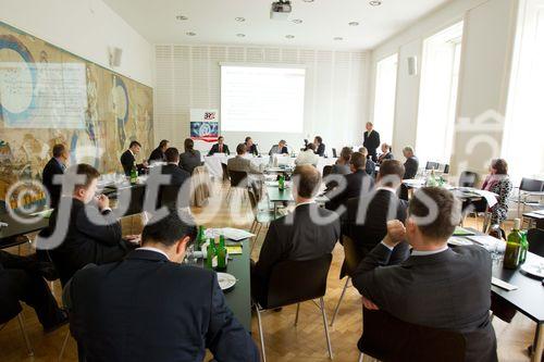 (C)fotodienst/Anna Rauchenberger Wien, 14.10.2010 – Im Auftrag des Vizekanzlers und Finanzministers Josef Pröll startete das Bundesrechenzentrum (BRZ) die Umsetzung einer ökologischen Initiative mit bewusster Vorbildwirkung: ‚Das BRZ soll das grünste Rechenzentrum Österreichs werden’. Dabei wird nicht nur der CO2-Ausstoß massiv gesenkt, sondern auch einiges an Geld in den nächsten Jahren eingespart. Das BRZ veranstaltete dazu einen hochkarätig besetzten Roundtable zum Thema ‚Green IT’ bei dem auch die neue Partnerschaft mit der österreichischen Umweltschutzorganisation Global 2000 vorgestellt wurde. FOTO v.l.: Dr. Thomas Schauer, GF Club of Rome, European Support Centre,  Sectionschef Dr. Gerhard Popp Bundesministerium für Finanzen, Di Roland Jabkowski, CEO Bundesrechenzentrum GmbH, Dr. Klaus Kastenhofer, GF Global 2000