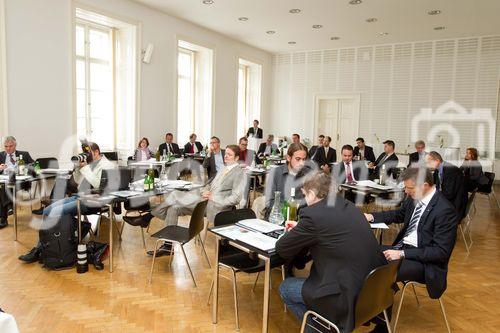 (C)fotodienst/Anna Rauchenberger Wien, 14.10.2010 – Im Auftrag des Vizekanzlers und Finanzministers Josef Pröll startete das Bundesrechenzentrum (BRZ) die Umsetzung einer ökologischen Initiative mit bewusster Vorbildwirkung: ‚Das BRZ soll das grünste Rechenzentrum Österreichs werden’. Dabei wird nicht nur der CO2-Ausstoß massiv gesenkt, sondern auch einiges an Geld in den nächsten Jahren eingespart. Das BRZ veranstaltete dazu einen hochkarätig besetzten Roundtable zum Thema ‚Green IT’ bei dem auch die neue Partnerschaft mit der österreichischen Umweltschutzorganisation Global 2000 vorgestellt wurde.