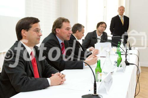 (C)fotodienst/Anna Rauchenberger Wien, 14.10.2010 – Im Auftrag des Vizekanzlers und Finanzministers Josef Pröll startete das Bundesrechenzentrum (BRZ) die Umsetzung einer ökologischen Initiative mit bewusster Vorbildwirkung: ‚Das BRZ soll das grünste Rechenzentrum Österreichs werden’. Dabei wird nicht nur der CO2-Ausstoß massiv gesenkt, sondern auch einiges an Geld in den nächsten Jahren eingespart. Das BRZ veranstaltete dazu einen hochkarätig besetzten Roundtable zum Thema ‚Green IT’ bei dem auch die neue Partnerschaft mit der österreichischen Umweltschutzorganisation Global 2000 vorgestellt wurde. FOTO v.l.: Dr. Thomas Schauer, GF Club of Rome, European Support Centre,  Sectionschef Dr. Gerhard Popp Bundesministerium für Finanzen, Di Roland Jabkowski, CEO Bundesrechenzentrum GmbH, Dr. Klaus Kastenhofer, GF Global 2000