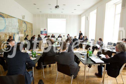 (C)fotodienst/Anna Rauchenberger Wien, 14.10.2010 – Im Auftrag des Vizekanzlers und Finanzministers Josef Pröll startete das Bundesrechenzentrum (BRZ) die Umsetzung einer ökologischen Initiative mit bewusster Vorbildwirkung: ‚Das BRZ soll das grünste Rechenzentrum Österreichs werden’. Dabei wird nicht nur der CO2-Ausstoß massiv gesenkt, sondern auch einiges an Geld in den nächsten Jahren eingespart. Das BRZ veranstaltete dazu einen hochkarätig besetzten Roundtable zum Thema ‚Green IT’ bei dem auch die neue Partnerschaft mit der österreichischen Umweltschutzorganisation Global 2000 vorgestellt wurde. FOTO v.l.: Dr. Thomas Schauer, GF Club of Rome, European Support Centre,  Sectionschef Dr. Gerhard Popp Bundesministerium für Finanzen, Di Roland Jabkowski, CEO Bundesrechenzentrum GmbH, Dr. Klaus Kastenhofer, GF Global 2000