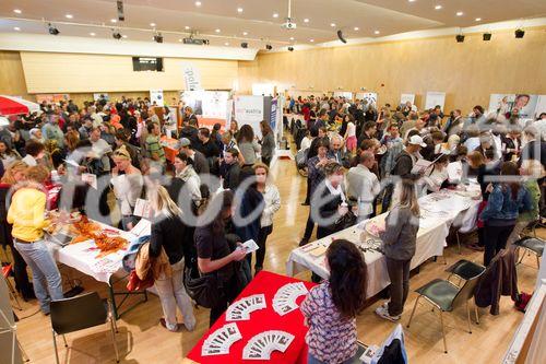 (C)fotodienst/Anna Rauchenberger -  Wien, am 14.09.2010 - Seit 1. September ist in Wien statt der bisherigen Sozialhilfe die neue Bedarfsorientierte Mindestsicherung in Kraft. Die bundesweite Vereinheitlichung der Sozialhilfe auf Mindeststandards, die E-Card für Dauer-SozialhilfebezieherInnen sowie bessere Leistungen für Alleinerziehende werden vom Wiener Dachverband für sozial-ökonomische Einrichtungen (DSE-Wien) als klare sozialpolitische Verbesserung begrüßt. FOTO: Großer Andrang auf der DSE-Jobmesse in der Berufschule Längenfeldgasse