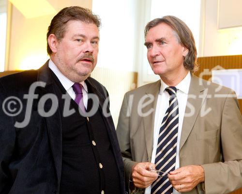 (c) fotodienst / Anna Rauchenberger - Wien, am 09.09.2010 - Kindliche Atemwegsinfektionen gehören zu den häufigsten Erkrankungen im Kindesalter. Es gilt in der Öffentlichkeit weithin die irrtümliche Meinung, Antibiotika würde hier rasche, nachhaltige Linderung verschaffen. Nun soll der korrekte Platz der Antibiotika definiert und die Möglichkeit ausgelotet werden, inwiefern spezielle Phytopharmaka in der Lage sind, ggf. therapeutische Rahmenbedingungen zu schaffen, die Superinfektionen und damit Antibiotikaverordnungen senken könnten. FOTO v.l.: Dr. med. Wolfgang A. Schuhmayer, medocoMMMunications consulting, Prim. Univ.-Prof.Dr. med. Karl Zwiauer, Vorst. d. Abtlg. f. Kinder & Jugendheilkunde, Landesklinikum St Pölten,