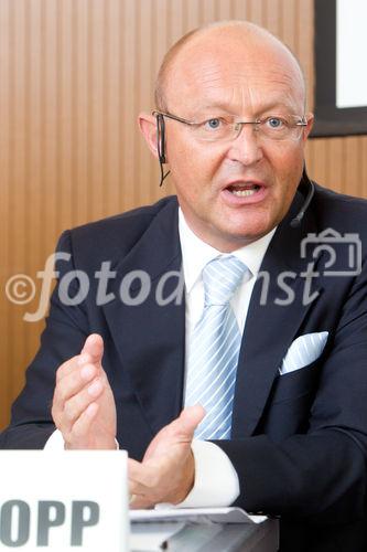 (c) fotodienst / Anna Rauchenberger - Wien, am 09.09.2010 - Kindliche Atemwegsinfektionen gehören zu den häufigsten Erkrankungen im Kindesalter. Es gilt in der Öffentlichkeit weithin die irrtümliche Meinung, Antibiotika würde hier rasche, nachhaltige Linderung verschaffen. Nun soll der korrekte Platz der Antibiotika definiert und die Möglichkeit ausgelotet werden, inwiefern spezielle Phytopharmaka in der Lage sind, ggf. therapeutische Rahmenbedingungen zu schaffen, die Superinfektionen und damit Antibiotikaverordnungen senken könnten. FOTO: Prof. Dr. pharm. Michael A. Popp, CEO Bionorica GmbH, Lektor Med. Univ. Innsbruck.