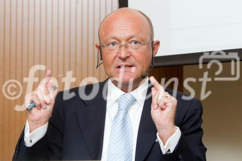 (c) fotodienst / Anna Rauchenberger - Wien, am 09.09.2010 - Kindliche Atemwegsinfektionen gehören zu den häufigsten Erkrankungen im Kindesalter. Es gilt in der Öffentlichkeit weithin die irrtümliche Meinung, Antibiotika würde hier rasche, nachhaltige Linderung verschaffen. Nun soll der korrekte Platz der Antibiotika definiert und die Möglichkeit ausgelotet werden, inwiefern spezielle Phytopharmaka in der Lage sind, ggf. therapeutische Rahmenbedingungen zu schaffen, die Superinfektionen und damit Antibiotikaverordnungen senken könnten. FOTO: Prof. Dr. pharm. Michael A. Popp, CEO Bionorica GmbH, Lektor Med. Univ. Innsbruck.