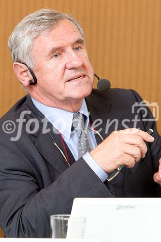 (c) fotodienst / Anna Rauchenberger - Wien, am 09.09.2010 - Kindliche Atemwegsinfektionen gehören zu den häufigsten Erkrankungen im Kindesalter. Es gilt in der Öffentlichkeit weithin die irrtümliche Meinung, Antibiotika würde hier rasche, nachhaltige Linderung verschaffen. Nun soll der korrekte Platz der Antibiotika definiert und die Möglichkeit ausgelotet werden, inwiefern spezielle Phytopharmaka in der Lage sind, ggf. therapeutische Rahmenbedingungen zu schaffen, die Superinfektionen und damit Antibiotikaverordnungen senken könnten. FOTO: Univ.-Prof. Dr. med. Peter J. Guggenbichler, Kössen, Kinderarzt und Prof. emer. Univ. Erlangen,