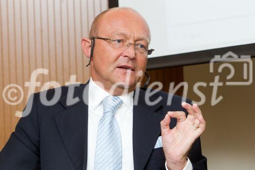 (c) fotodienst / Anna Rauchenberger - Wien, am 09.09.2010 - Kindliche Atemwegsinfektionen gehören zu den häufigsten Erkrankungen im Kindesalter. Es gilt in der Öffentlichkeit weithin die irrtümliche Meinung, Antibiotika würde hier rasche, nachhaltige Linderung verschaffen. Nun soll der korrekte Platz der Antibiotika definiert und die Möglichkeit ausgelotet werden, inwiefern spezielle Phytopharmaka in der Lage sind, ggf. therapeutische Rahmenbedingungen zu schaffen, die Superinfektionen und damit Antibiotikaverordnungen senken könnten. FOTO: Prof. Dr. pharm. Michael A. Popp, CEO Bionorica GmbH, Lektor Med. Univ. Innsbruck.