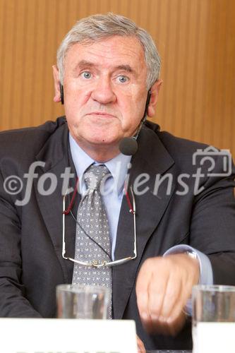 (c) fotodienst / Anna Rauchenberger - Wien, am 09.09.2010 - Kindliche Atemwegsinfektionen gehören zu den häufigsten Erkrankungen im Kindesalter. Es gilt in der Öffentlichkeit weithin die irrtümliche Meinung, Antibiotika würde hier rasche, nachhaltige Linderung verschaffen. Nun soll der korrekte Platz der Antibiotika definiert und die Möglichkeit ausgelotet werden, inwiefern spezielle Phytopharmaka in der Lage sind, ggf. therapeutische Rahmenbedingungen zu schaffen, die Superinfektionen und damit Antibiotikaverordnungen senken könnten. FOTO: Univ.-Prof. Dr. med. Peter J. Guggenbichler, Kössen, Kinderarzt und Prof. emer. Univ. Erlangen,